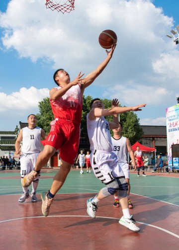 拜仁德甲险胜多特:凯恩戴帽创纪录,图赫尔警告球队勿轻敌