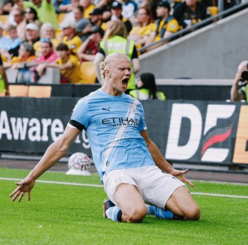 哈兰德双响,超越快乐男孩!新援传射建功,曼城4-0狼队夺开门红