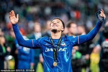 尬!桑乔赛后久久拥抱安东尼 当场打电话:我不回曼联