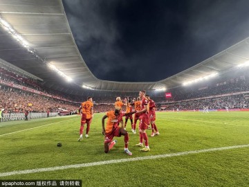 爆!奥斯梅恩转会截止日曝光!曼联“变心”锁定新猎物,沙特金元足球再掀波澜?