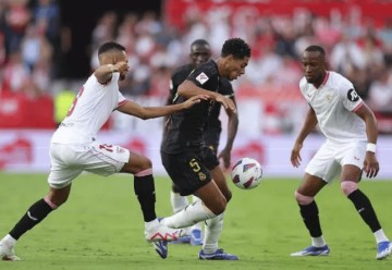 皇马巴萨先后一枝独秀摘得西甲冠军,本赛季