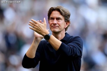 不像是职业教练？热刺排名第14战绩一泻千里，弗兰克被球迷狂喷